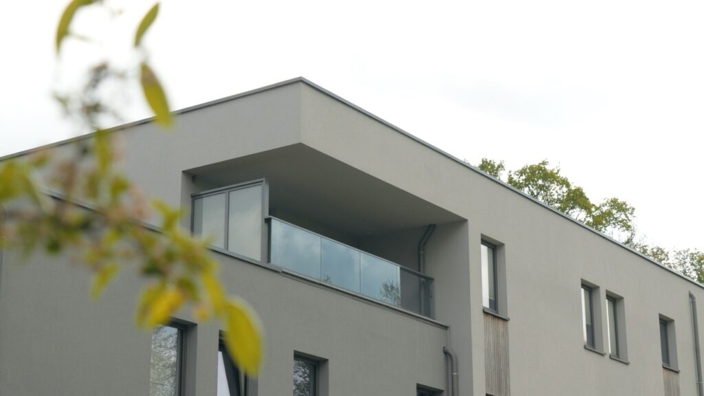 Ensemble immobilier de 12 Appartement, 2 habitations, Espace multifonction et Garages