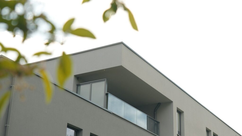 Ensemble immobilier de 12 Appartement, 2 habitations, Espace multifonction et Garages