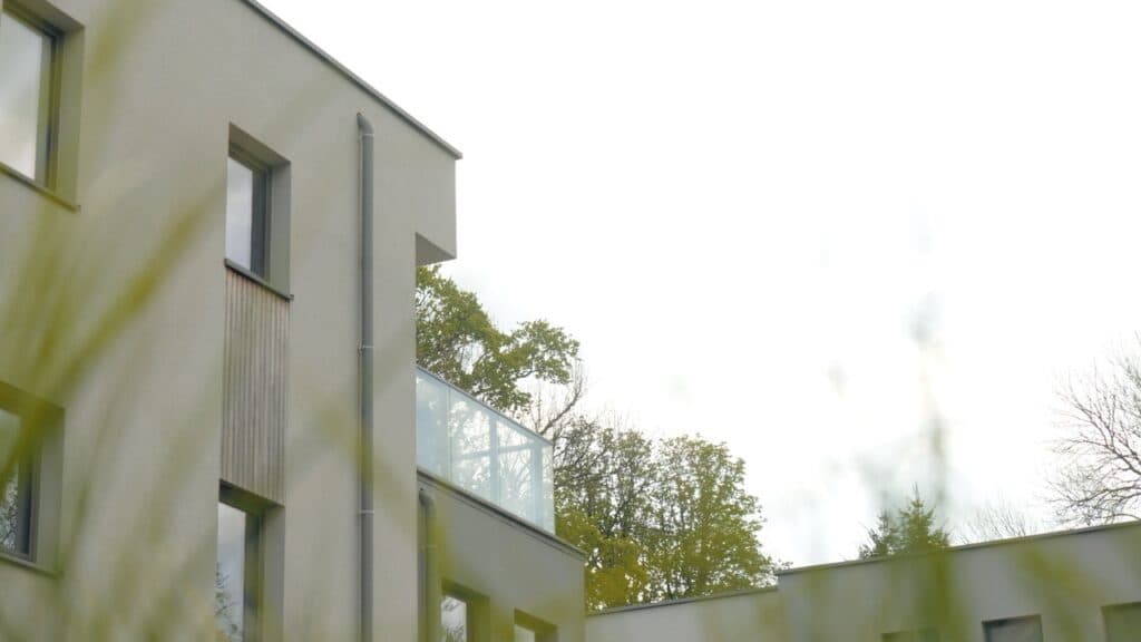 Ensemble immobilier de 12 Appartement, 2 habitations, Espace multifonction et Garages