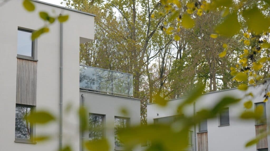 Ensemble immobilier de 12 Appartement, 2 habitations, Espace multifonction et Garages