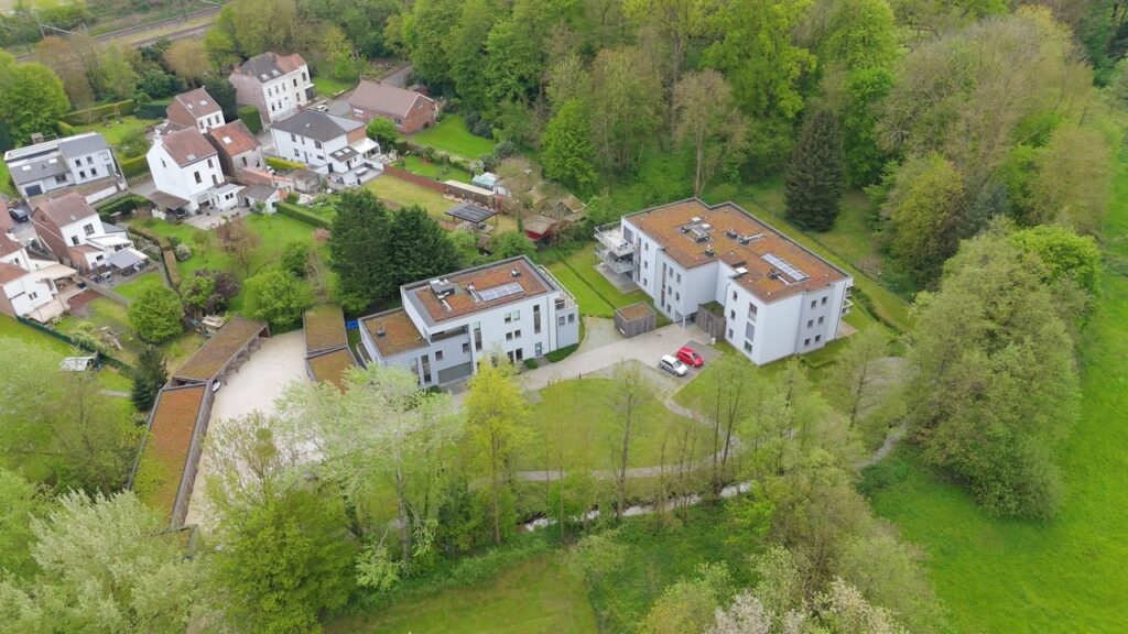 Ensemble immobilier de 12 Appartement, 2 habitations, Espace multifonction et Garages