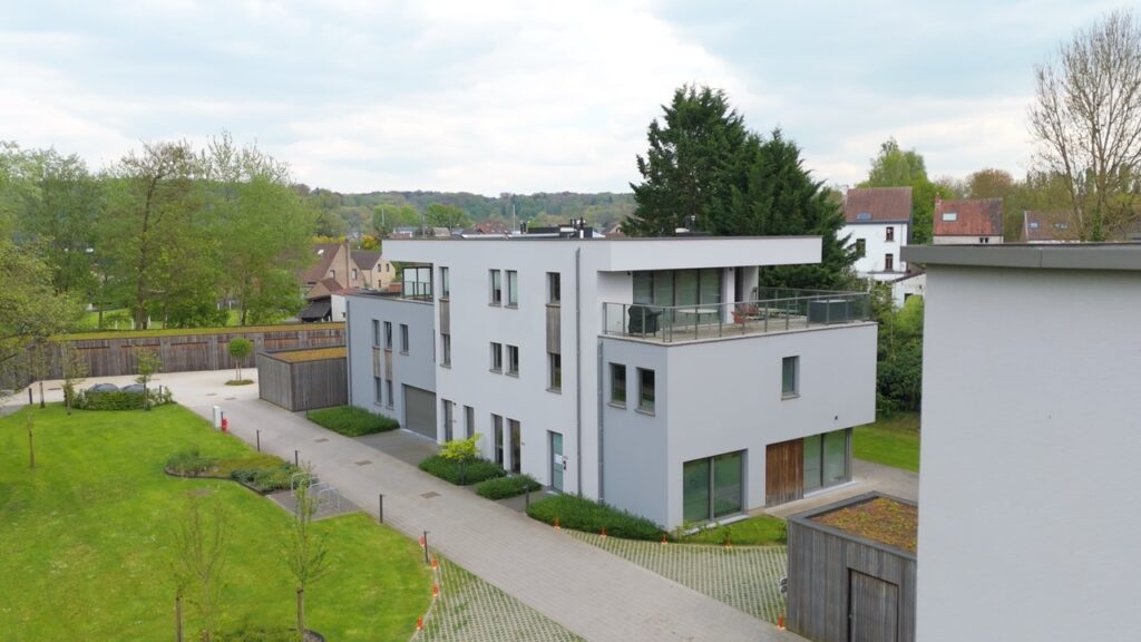 Ensemble immobilier de 12 Appartement, 2 habitations, Espace multifonction et Garages