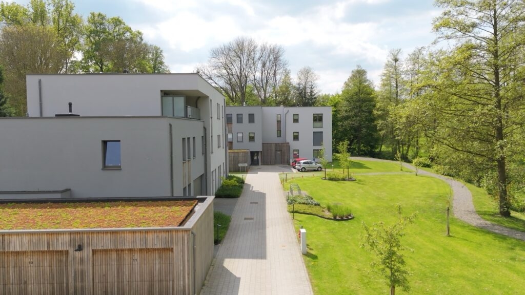 Ensemble immobilier de 12 Appartement, 2 habitations, Espace multifonction et Garages