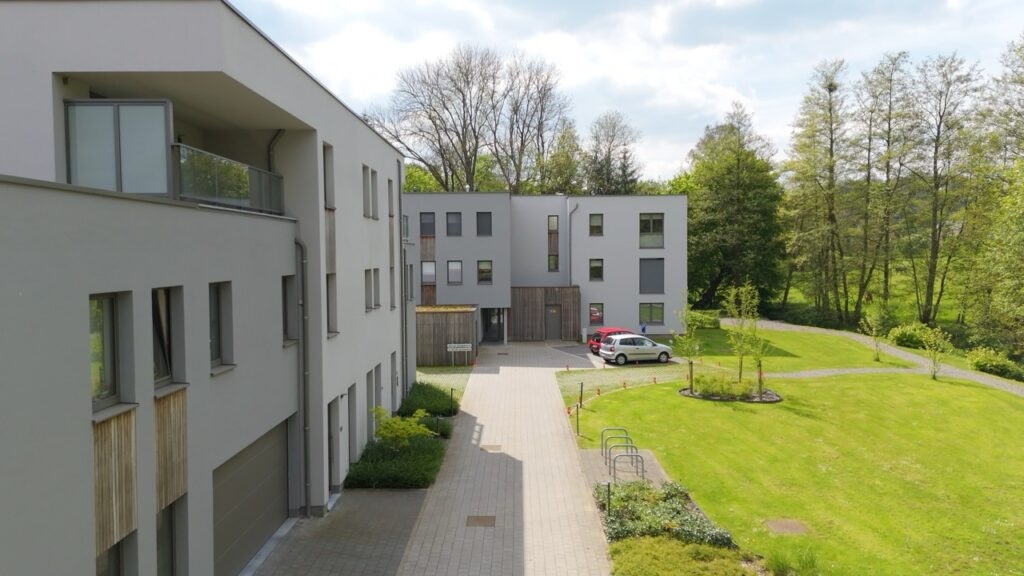 Ensemble immobilier de 12 Appartement, 2 habitations, Espace multifonction et Garages