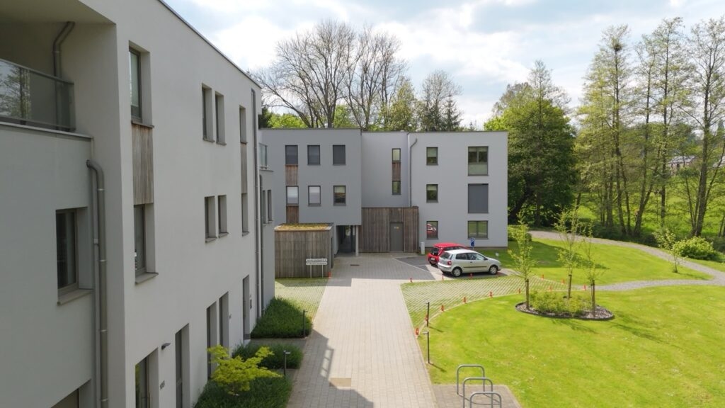 Ensemble immobilier de 12 Appartement, 2 habitations, Espace multifonction et Garages