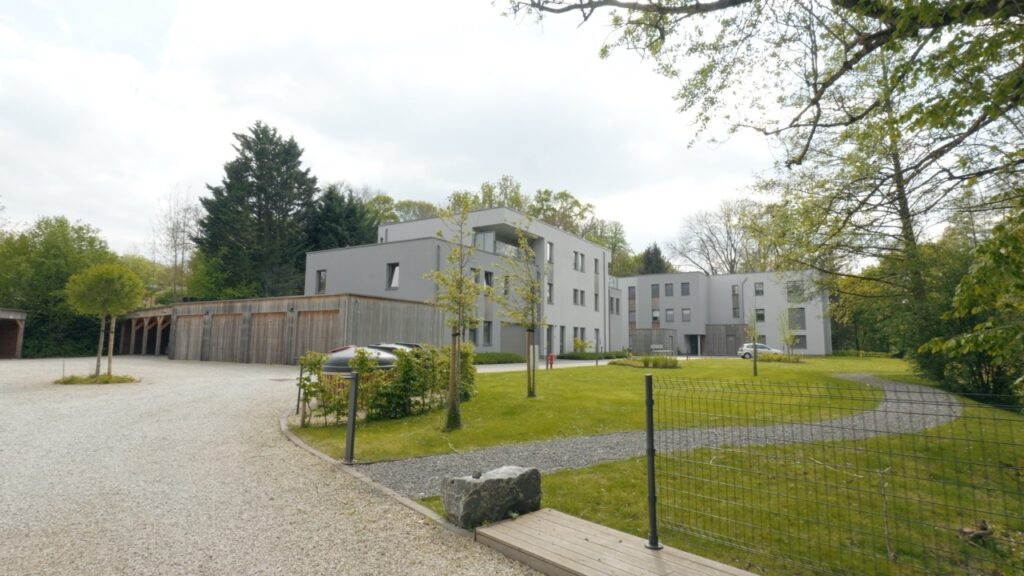 Ensemble immobilier de 12 Appartement, 2 habitations, Espace multifonction et Garages