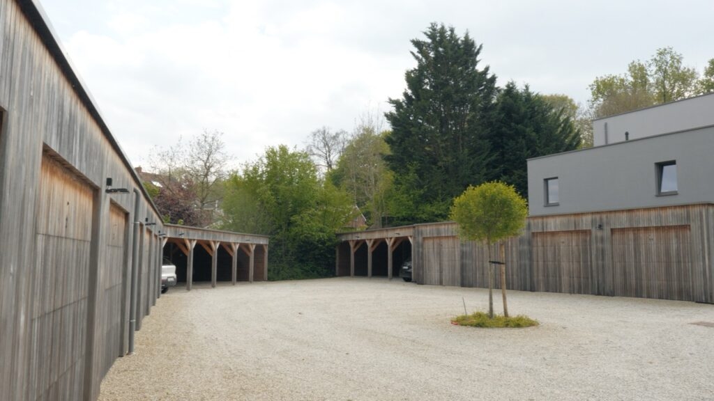 Ensemble immobilier de 12 Appartement, 2 habitations, Espace multifonction et Garages